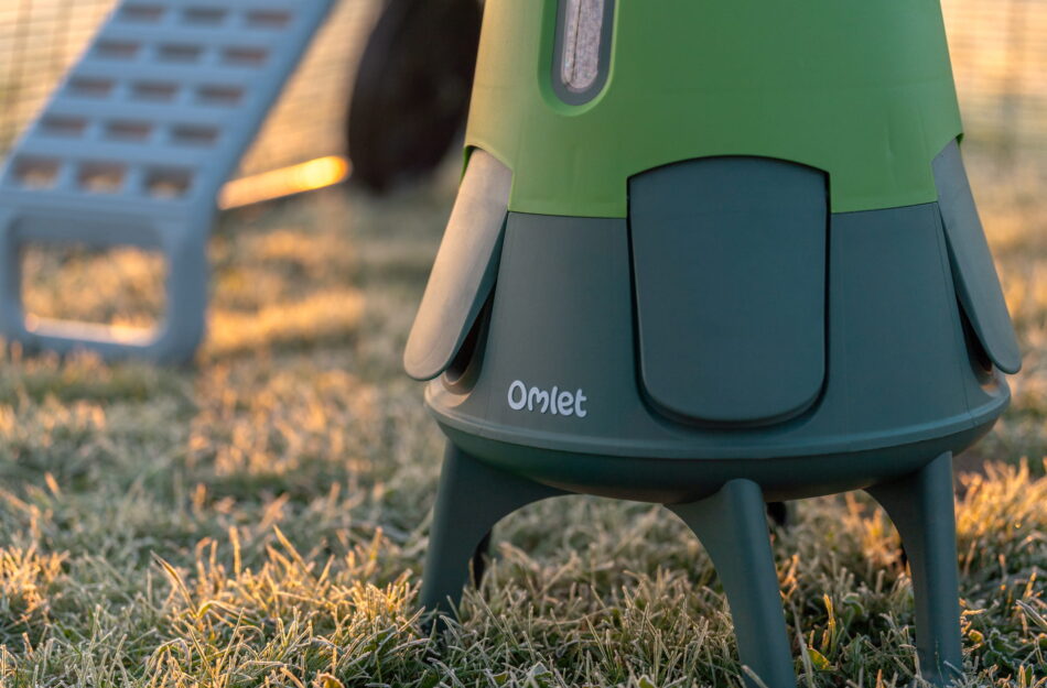 mangiatoia smart di omlet che si chiude al tramonto