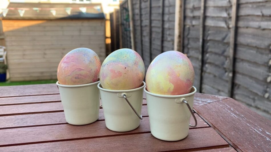 Colorate uova marmorizzate fatte in casa 