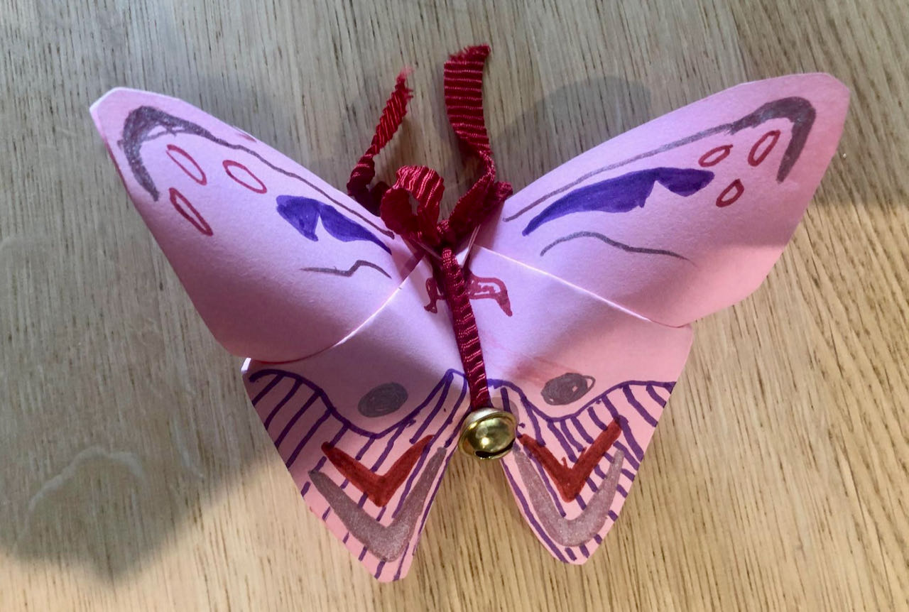 Una farfalla giocattolo per gatti rosa