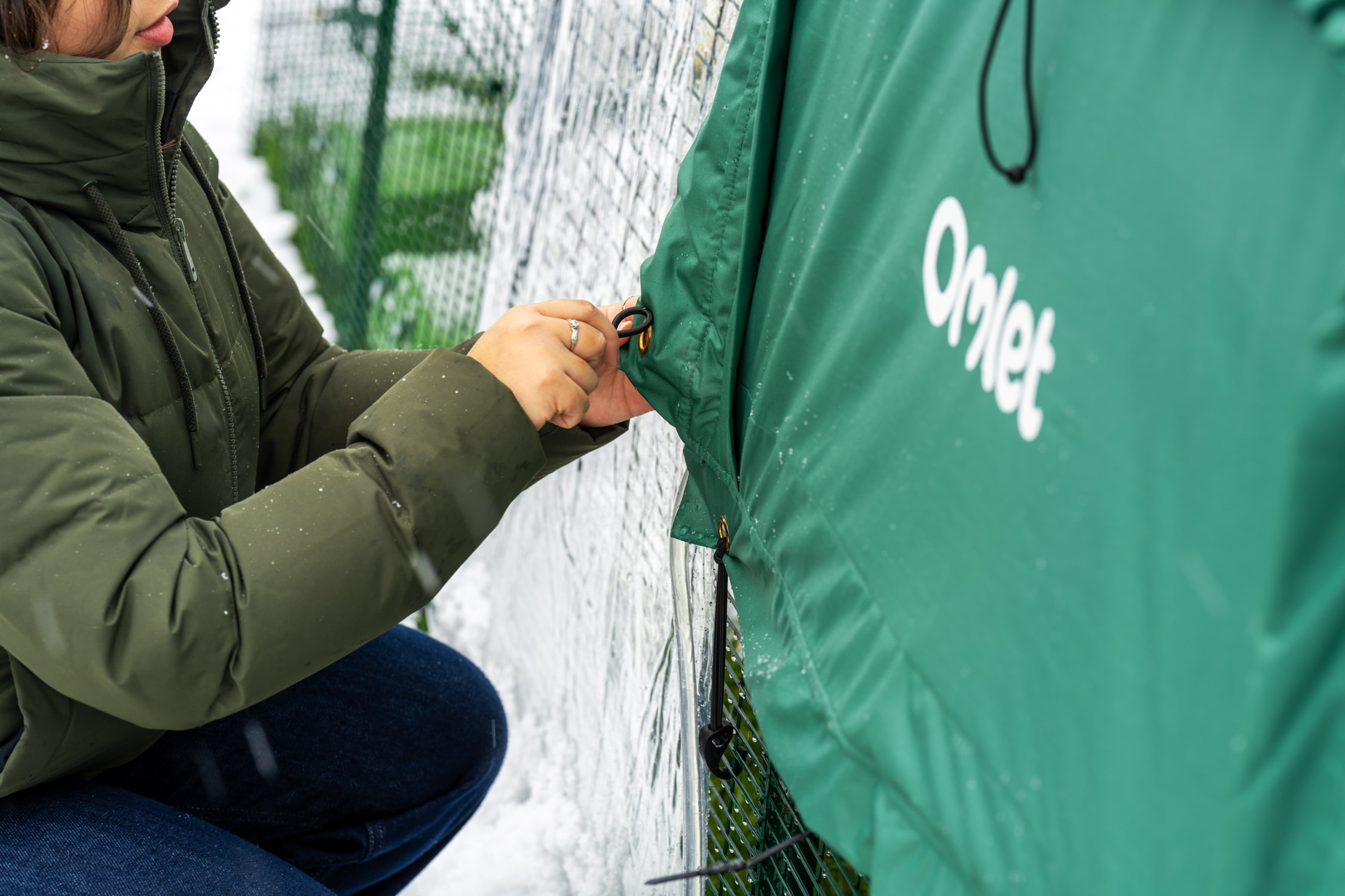 Donna che installa una copertura per temperature estreme a Eglu Pro
