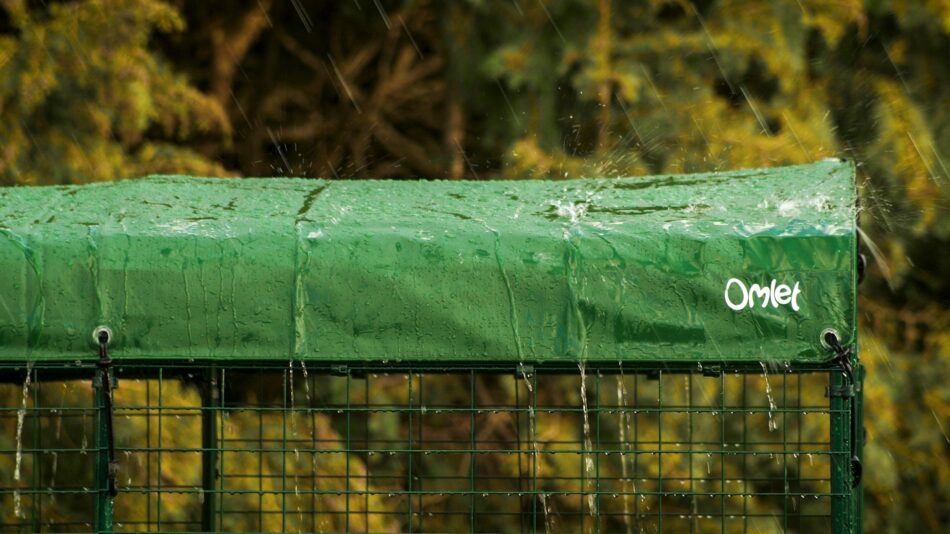 Pioggia che cade sulla copertura di un recinto Walk-In di Omlet