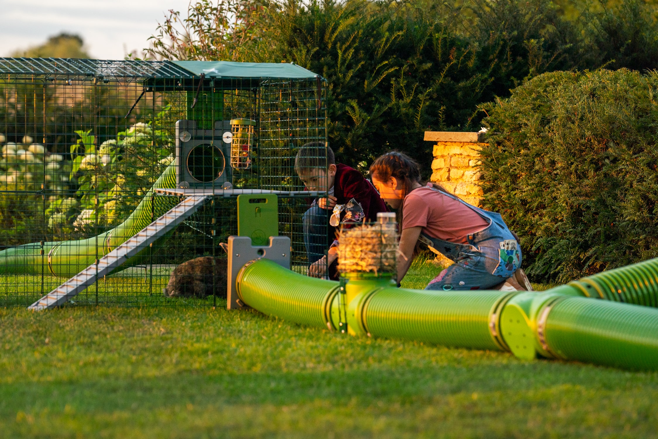 Sistema di tunnel e recinti Zippi con dei bambini che giocano